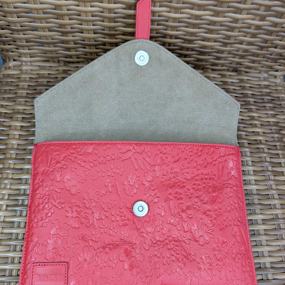 Toms Envelope Style Coral Leather Clutch Tablet Pouch Bag Floral Embossed Wallet - Picture 5 of 8